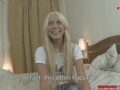 Auch in den Arsch lässt sich das junge blonde Tittenluder ficken